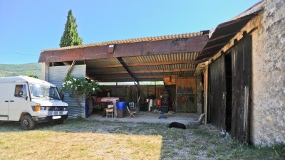 Et dans la partie extÃ©rieur, stockage de tout un tas de choses et scie a ruban