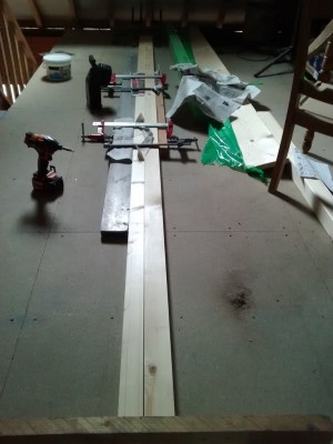 collage sur le plancher serrer par serre joints pour le latÃ©rale