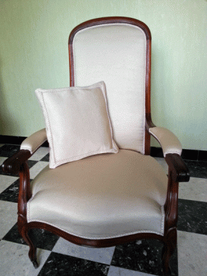 avec les reste de tissu et de gallon un petit coussin pour le dos