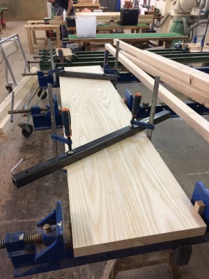 le banc en cours de collage