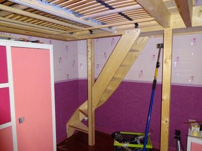 le fond de la chambre avec l'escalier