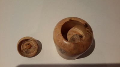 Je n'aie pas rÃ©ussi Ã  creuser jusqu'au fond et pour le couvercle, j'avais un peu oubliÃ© que je l'avais creusÃ©,  le bouton Ã  Ã©courter,  j'ai rattrapÃ© avec un collage, le rendu extÃ©rieur est agrÃ©able mais la vue de l'intÃ©rieur est Ã  faire fuir