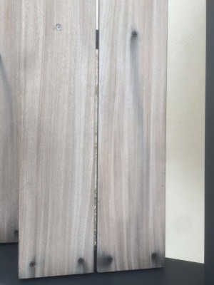 vis rouillées et traces sur le bois