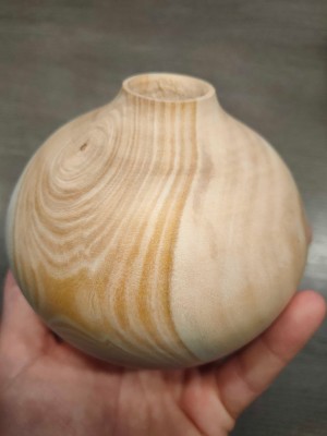 Petit vase en frêne très vert