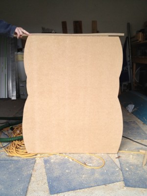 tÃªte et pied de lit ont Ã©tÃ© rÃ©aliser Ã  la dÃ©fonceuse avec une fraise Ã  copier, aprÃ¨s avoir dÃ©grossis le travail Ã  la scie sauteuse.