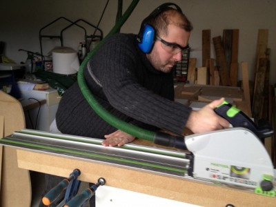 n'ayant pas de fraise adÃ©quate pour rÃ©aliser une rainure pour incruster le plexy, je l'ai fait avec la scie plongeante.<br />Le plexy fait 4 ou 5mm de mÃ©moire, la scie circulaire a une lame de 3mm, je l'ai donc dÃ©placÃ© avec son rail pour finir la rainure.