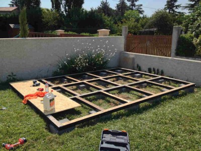 VoilÃ  le dÃ©but des travaux qui a commencÃ©: les plots on Ã©taient posÃ©s. je sais il y en a plus qu'il n'en faut, mais au moins Ã§a ne bougera pas.<br />Ensuite, badigeon de bitume sur les chevrons pour Ã©viter lâ€™absorption d'humiditÃ©.