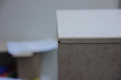 J'ai fraisÃ© l'arriÃ¨re du dessus et des cÃ´tÃ©s sur 5mm de large et 3,5mm de profondeur pour encastrer le fond qui sera clouÃ© finalement. Je n'ai pas de fraise droite de 3mm pour faire une glissiÃ¨re. Evidemment, j'y ai pensÃ© avant et aprÃ¨s, mais pas pendant que je fraisais : je ne devais pas fraiser le dessus jusqu'aux bords!! Tant pis.