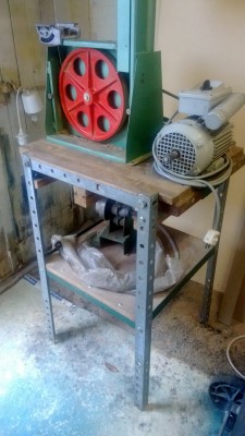La table. Deux tiroirs se glissent sous le plateau du haut.