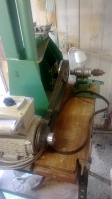 Le mandrin de la mortaiseuse avec la courroie