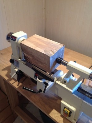 voici le carrelet de hÃªtre duquel je suis parti pour rÃ©aliser ma poire. Je l'ai obtenu aprÃ¨s dÃ©coupe d'un bloc de bois brute (sans aucune forme) Ã  la scie Ã  ruban, aidÃ© d'un chariot de dÃ©coupe dont je parlerais un peu plus tard